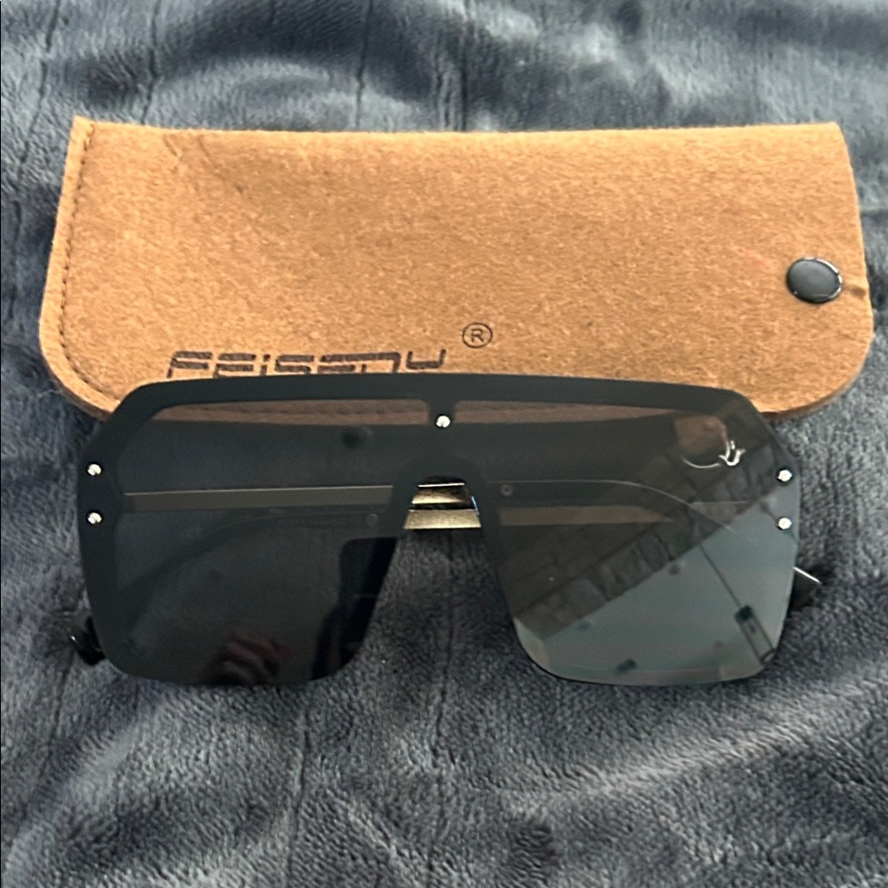 Black Oversized Shield Sunglasses - Picture 4 of 4